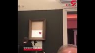 فیلم لحظه پاره کردن نقاشی یک و نیم میلیون دلاری‌ در حراج آثار بنکسی! + فیلم