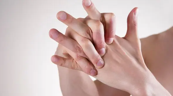 شکستن قولنج گردن و انگشتان دست چه عوارضی دارد؟