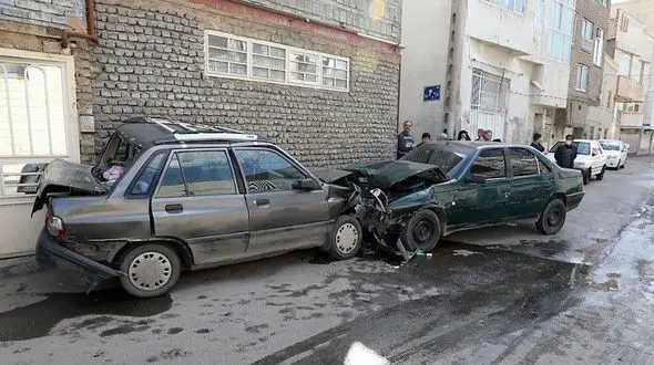 تصادف شدید 2 خودرو در مشهد / پراید ها شاخ به شاخ شدند + عکس 