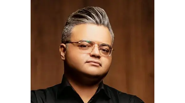 فیلم اخراج تحقیر آمیز خواننده ایرانی از آنتن زنده باکوی آذربایجان/ توهین زشت مجری به افشین آذری !