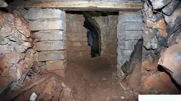 زنده به گور شدن در دل یک صخره عظیم + عکس