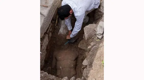 کشف بقایای مجسمه هرکول ۲۰۰۰ ساله در حفاری‌های جدید + عکس