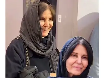 فیلم/ عشوه ها و خجالت گلچهره سجادیه مقابل دوربین/ بازیگر سریال آنام با تغییر چهره و استایل خود ظاهر شد!