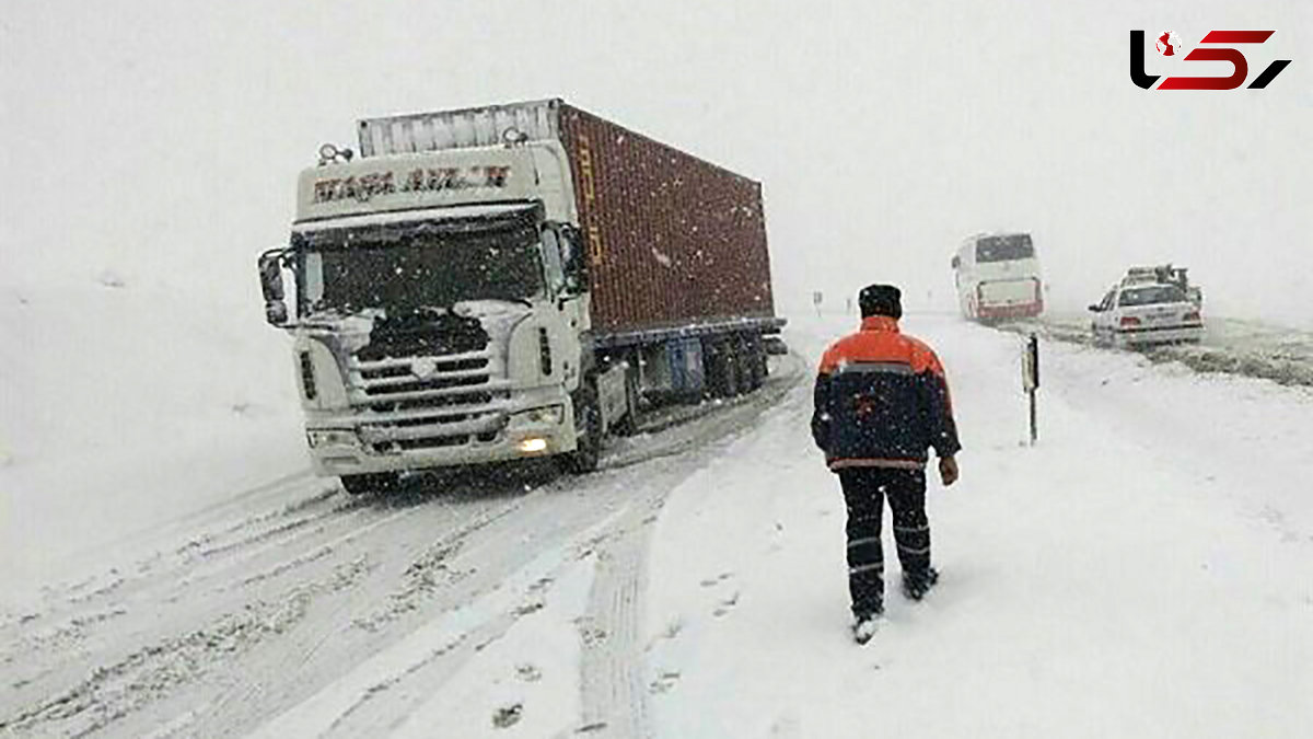 امدادرسانی به خودروهای سنگین گرفتار در برف سمنان