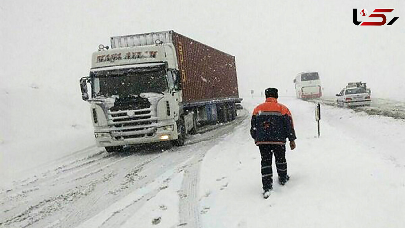 امدادرسانی به خودروهای سنگین گرفتار در برف سمنان