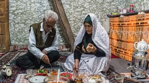 قاب نوستالژی رمضان؛ نگاهی به سفره های افطاری بچه های دهه شصتی با زولبیا بامیه، آش رشته، کتلت و.../ سفره‌ها قبلا چقدر رنگین تر بودن