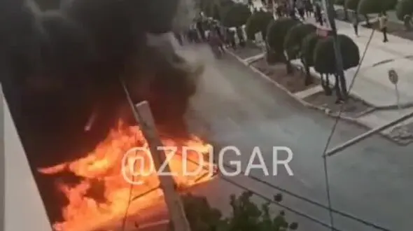 آتش گرفتن ترانس برق در خرمشهر و سقوط روی خودروهای پارک شده