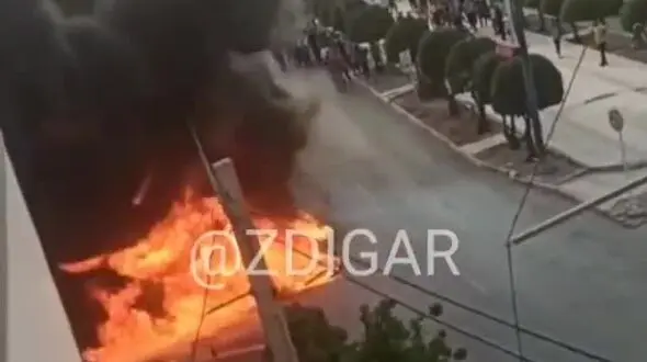 آتش گرفتن ترانس برق در خرمشهر و سقوط روی خودروهای پارک شده
