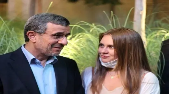 جنجال سلفی زنان با احمدی نژاد  /  در نمایشگاه اکسپوی امارات غوغا شد !