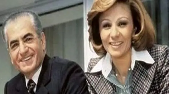 عکس سفر در زمان /  گریه های محمدرضا پهلوی بعد از دیدن اولین نوزادش و عکسبرداری از فرح دیبا /  سال 1330