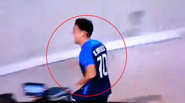 هیجان زیاد کار به دست فوتبالیست داد / شادی بعد از گل او را راهی بیمارستان کرد + فیلم