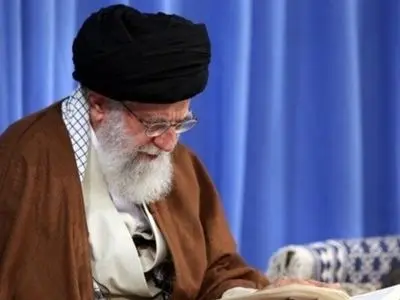 فیلم/ هدیه رمضانی هر روز یک سوره از قرآن کریم/ تلاوت دلنشین سوره نصر با صدای ملکوتی رهبر انقلاب