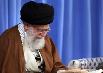 فیلم/ هدیه رمضانی هر روز یک سوره از قرآن کریم/ تلاوت دلنشین سوره نصر با صدای ملکوتی رهبر انقلاب