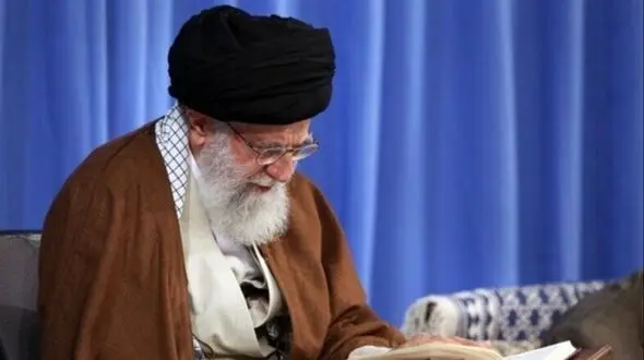 فیلم/ هدیه رمضانی هر روز یک سوره از قرآن کریم/ تلاوت دلنشین سوره نصر با صدای ملکوتی رهبر انقلاب