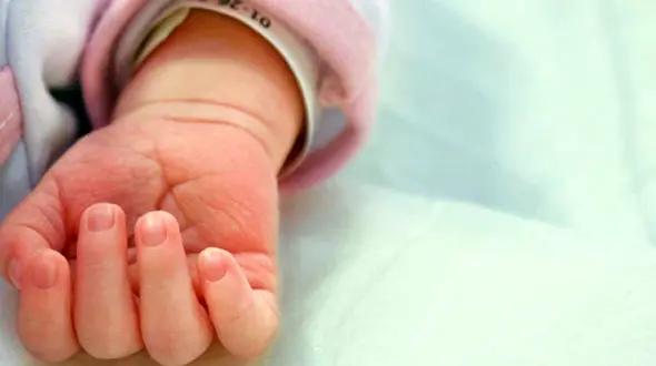 زنده شدن نوزاد مرده هنگام خاکسپاری! / فخیمه شوکه شد + جزییات