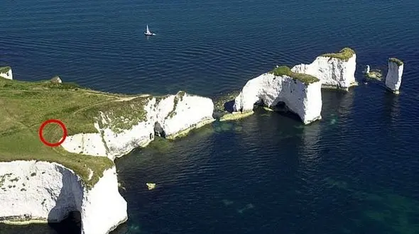 سلفی گرفتن بر روی صخره یک گردشگر را تا یک قدمی مرگ برد + عکس