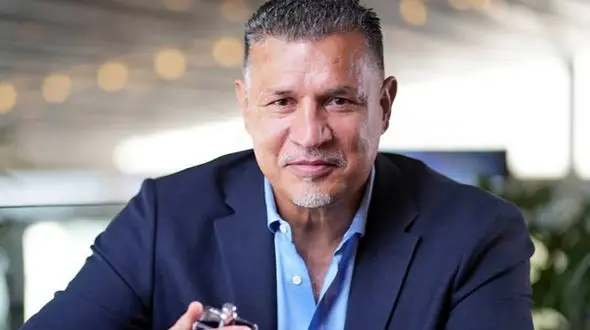 عکس زیباترین دختر ایران در دفتر کار علی دایی  /  فاطمه غلامی را بشناسید !