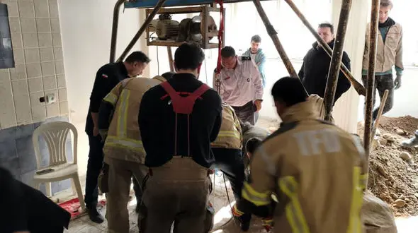 حادثه مرگبار در چاه 25 متری بلوار آفریقا / دو کارگر با حال وخیم در چاه گرفتار شدند + فیلم عملیات نجات