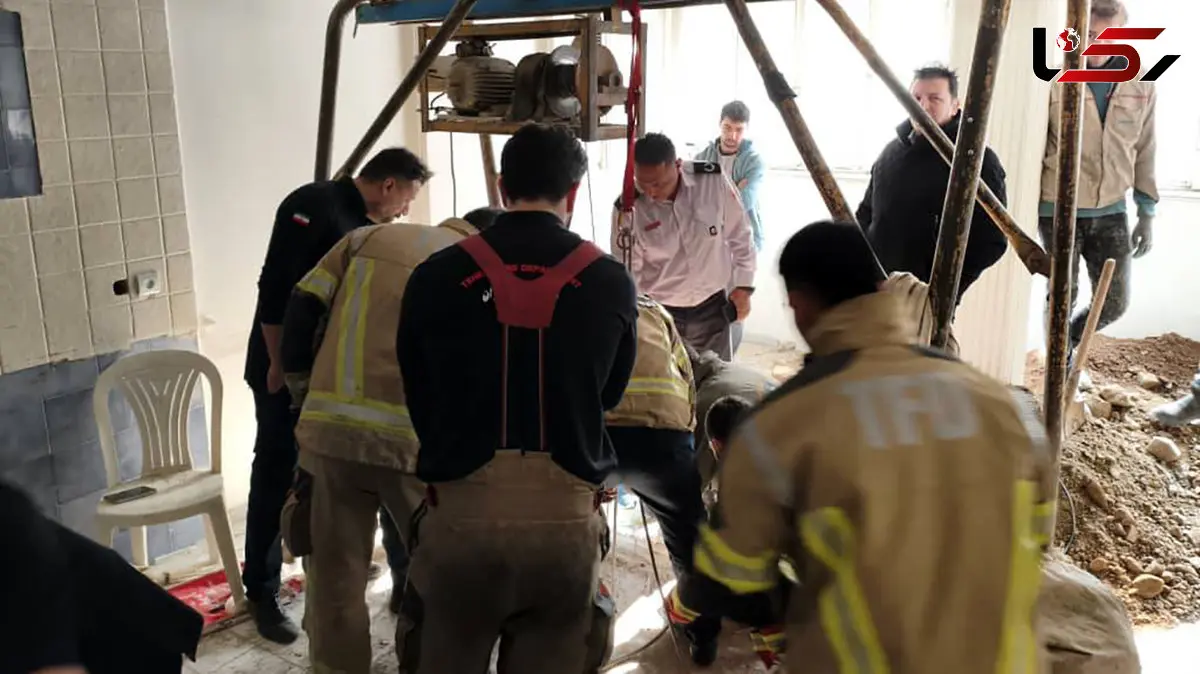 حادثه مرگبار در چاه 25 متری بلوار آفریقا / دو کارگر با حال وخیم در چاه گرفتار شدند + فیلم عملیات نجات