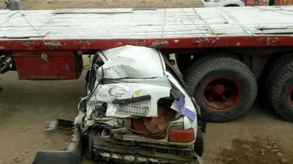 عکس دلخراش / پراید زیر کامیون در جاده بوکان له شد