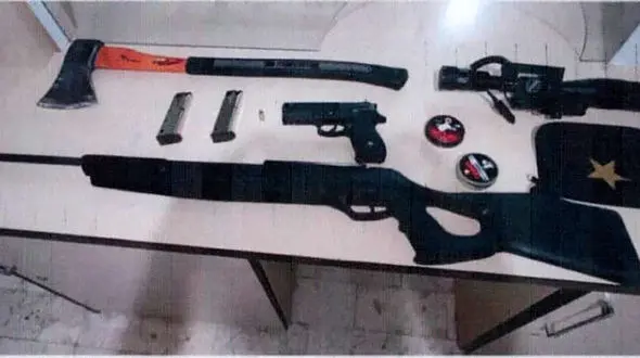 بازداشت مرد تهرانی با 2 اسلحه در خیابان شاهین شمالی