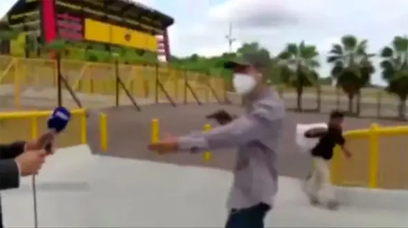 ببینید: لحظه سرقت مسلحانه از خبرنگار در حین پخش زنده!