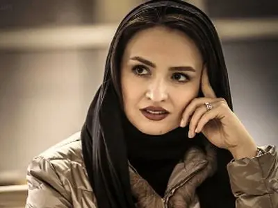 فیلم / گلاره عباسی: خانوادگی مهاجرت کردیم ولی من تنهایی برگشتم ایران چون... / مامانم بهم میگه هرکاری دوست داشتی کردی .../ من از این خوشحالم...