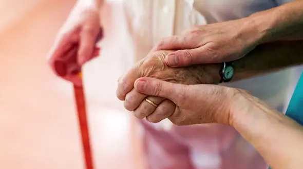 بررسی نگهداری سالمندان در منزل  و عوامل پیرامون آن