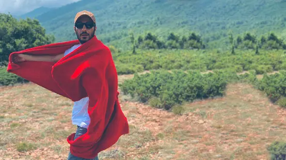 رقص نوید محمد زاده با شنل قرمز + عکس