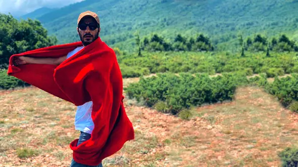 رقص نوید محمد زاده با شنل قرمز + عکس