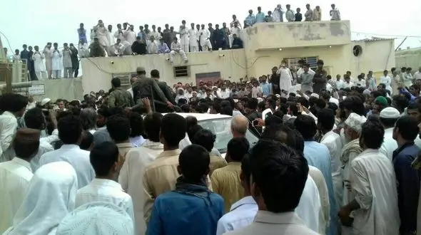 تصاویری از لحظه محاصره و دستگیری کودک ربایان توسط مردم چابهار