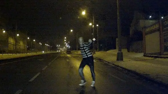 این مرد نقابدار بدجوری مست است+فیلم