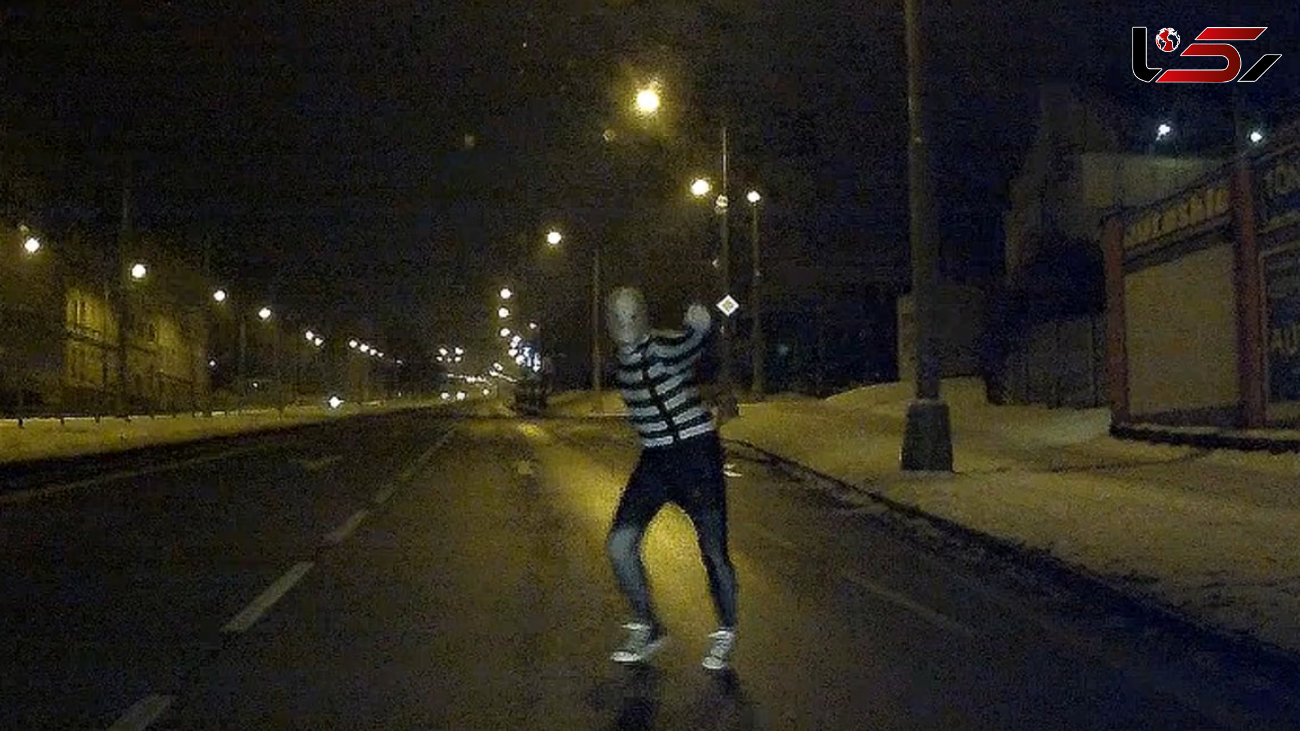 حرکات زشت مرد نقابدار در وسط خیابان+فیلم