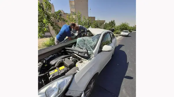 عکس / گاردریل خودروی مرد تهرانی را درید / در بزرگراه  یادگار امام رخ داد