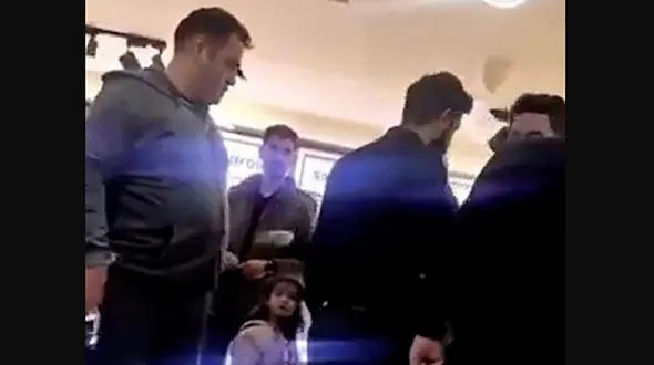 فیلم لحظه هجوم مردم به دفتر موبایل موسوی 