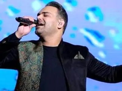 فیلم / نگاهی به کنسرت عاشقانه سیامک عباسی و لحظه زانو زدن او برای خواستگاری از عشق زندگی اش ... /  با اشک شوق جمیعت حاضر در سالن همراه شد ...