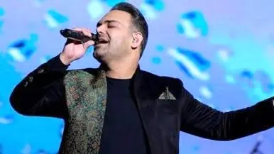 نگاهی به کنسرت عاشقانه سیامک عباسی و لحظه زانو زدن او برای خواستگاری از عشق زندگی اش ... / با اشک شوق جمیعت حاضر در سالن همراه شد ...