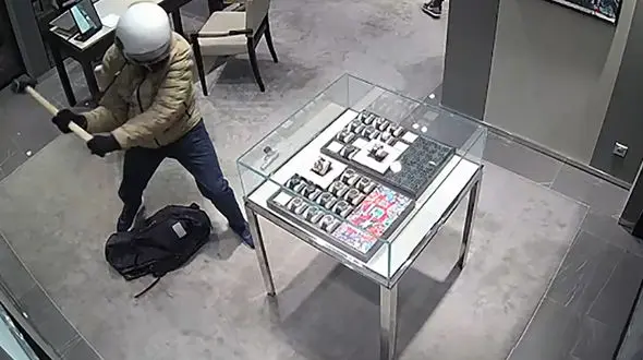 فیلم سرقت وحشیانه از فروشگاه ساعت‌های قیمتی / دزدان مسلح بودند