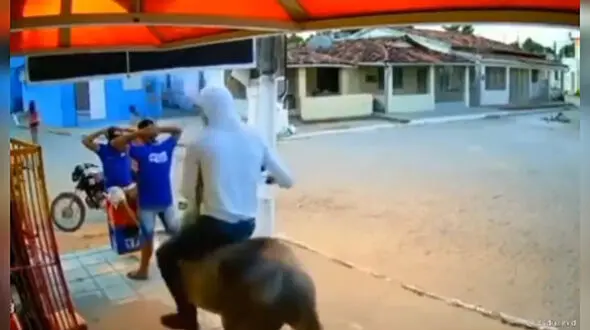 فیلم سرقت مسلحانه مردان اسب سوار در روز روشن جلوی چشم مردم 