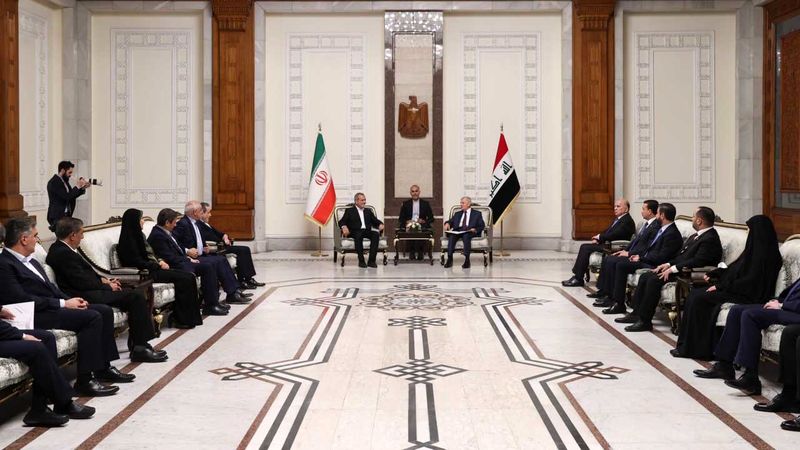 مسعود پزشکیان رئیس جمهور کشورمان در جریان دیدار با عبداللطیف جمال رشید رئیس جمهور عراق