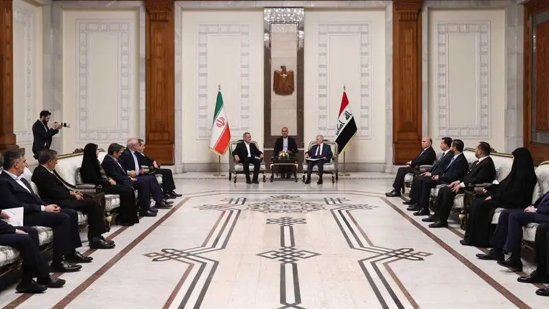 مسعود پزشکیان رئیس جمهور کشورمان در جریان دیدار با عبداللطیف جمال رشید رئیس جمهور عراق