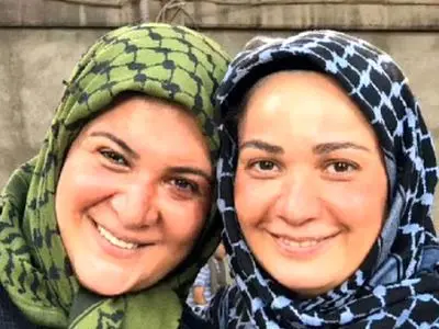 عکس ها / نگاهی به چیدمان  شاهانه و ایرانی خانه نسرین نصرتی  فهیمه سریال پایتخت با بازیگوشی دختر شیرینش/ از حیاط سرسبز و حوض آبی و گل‌های خوشرنگ بهاری تا مبلمان مدرن و پرده‌های اعیانی ...