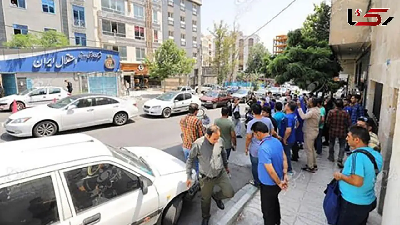 تجمع طرفداران استقلال مقابل باشگاه/ درخواست یک هوادار خانم از مسئولان: استقلال را دریابید + فیلم