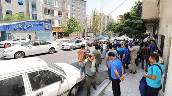 تجمع هواداران استقلال و شعار علیه قربان‌زاده/ پورحیدری کجایی ... + فیلم