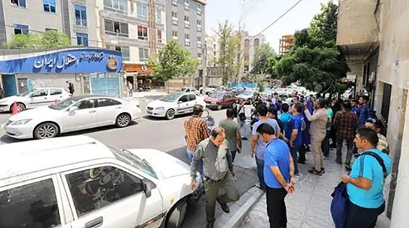 تجمع هواداران استقلال و شعار علیه قربان‌زاده/ پورحیدری کجایی ... + فیلم