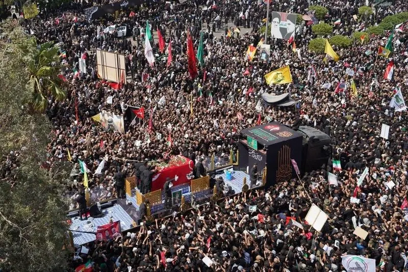تصاویری از تراکم جمعیت حاضر در میدان ثورةالعشرین نجف اشرف در تشییع پیکر مطهر رهبر شهید انقلاب - 17-4-1405