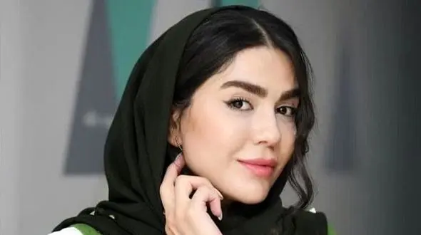 کافه گردی آزاده زارعی، بازیگر آوای باران با استایل و ژست خاصش / دخترا وقتی کافه میرن تا آلبوم عکس درست نکنند ول نمیکنن 