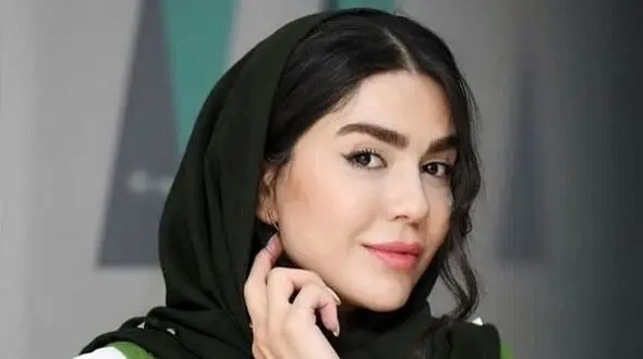 کافه گردی آزاده زارعی، بازیگر آوای باران با استایل و ژست خاصش / دخترا وقتی کافه میرن تا آلبوم عکس درست نکنند ول نمیکنن 