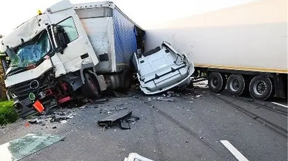 3 کشته و مصدوم بر اثر تصادف تریلی با چندین خودرو در جاده اهواز 