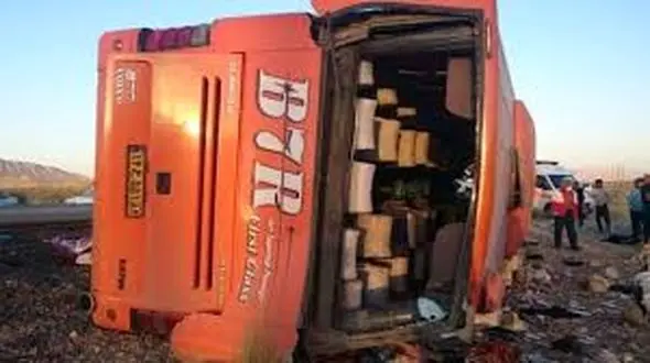 شغل اصلی راننده اتوبوس دختران دانش آموز آهنگری است/ نبستن کمربند ایمنی به سفارش راننده